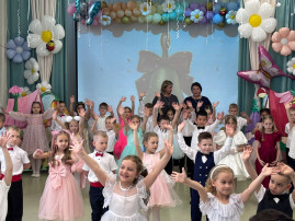 Яркие краски выпускного! Наши дошколята прощаются с детским садом! Яркие краски выпускного! Наши дошколята прощаются с детским садом!.